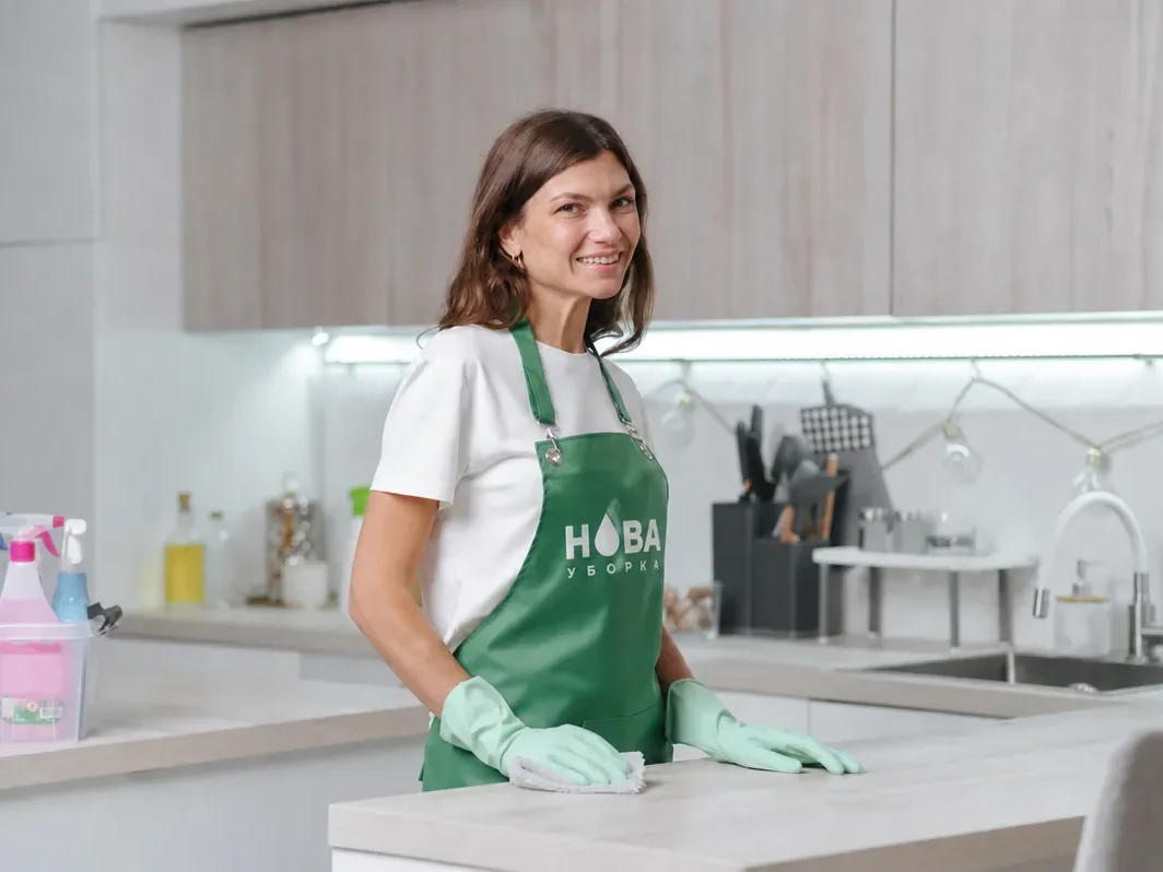 Срочная уборка квартиры в Санкт-Петербурге — клинер НОВА за работой